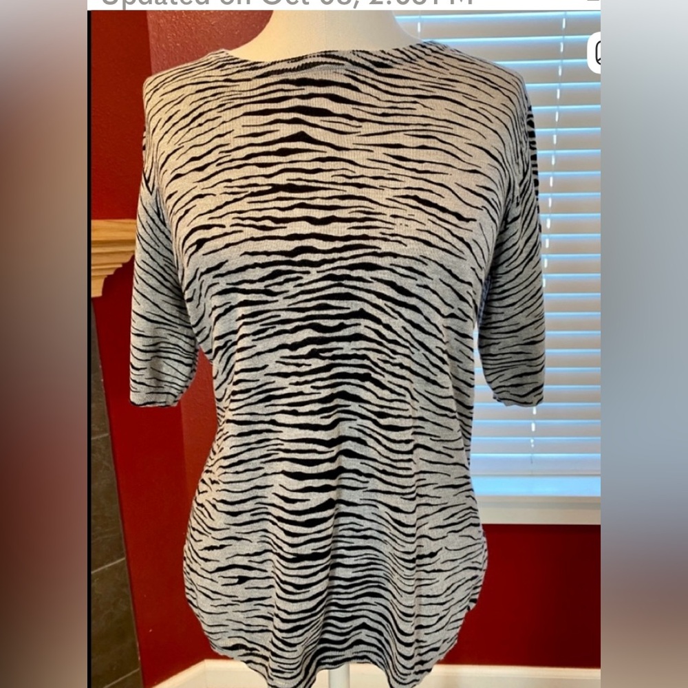 Premise size Large  Black and White Zebra Print Sweater